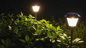 Vous cherchez à comprendre comment fonctionne une lampe solaire, cette solution écologique qui permet de transformer les rayons du soleil en lumière douce et chaleureuse pour l’éclairage de vos espaces extérieurs ? Cet article vous dévoile tout sur ce dispositif […]