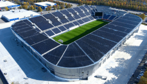 Le stade de Mombach, récemment équipé d’un toit en panneaux solaires, suscite de nombreuses interrogations sur sa capacité à produire de l’électricité. Bien que l’installation soit moderne et prometteuse, des problèmes techniques et administratifs empêchent son fonctionnement optimal. Cet article […]