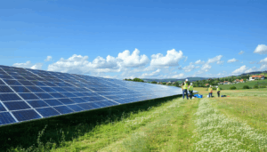 Le premier parc photovoltaïque linéaire de France s’apprête à entrer en fonctionnement