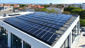 Longi, un leader dans le secteur de l’énergie solaire, a récemment annoncé le lancement de ses nouveaux modules solaires spécialement conçus pour les projets commerciaux. Ces innovations visent à améliorer les performances énergétiques tout en réduisant les coûts d’installation. Cet […]