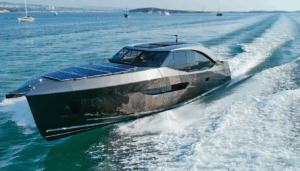 découvrez le premier tender au monde capable de recharger ses batteries grâce à l'énergie solaire, même en pleine mer. une innovation écologique et autonome pour naviguer sans limites et réduire votre impact environnemental.