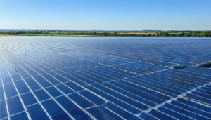 Le gouvernement britannique a annoncé un budget pour sa septième enchère de contrats pour différence (CfD), avec une allocation de 135 millions de livres sterling (approximativement 180 millions de dollars) destinée aux technologies solaires et éoliennes terrestres. Ce budget est […]