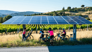Vaucluse : des cyclistes profitent de l’ombre des panneaux solaires