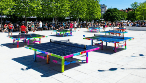 découvrez comment wien energie donne une seconde vie aux anciens panneaux solaires en les transformant en tables de pit-pat ludiques sur la plage du gänsehäufel à vienne.