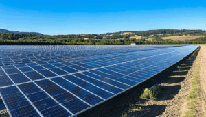 découvrez la nouvelle centrale solaire innovante de ze energy dans les landes, équipée d'un système de stockage intégré pour une énergie durable et fiable.