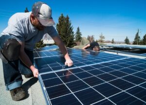 Vous avez un toit plat et vous souhaitez exploiter au maximum son potentiel énergétique ? Ne cherchez plus, nous avons la solution qu'il vous faut ! Soyez attentif, nous allons vous dévoiler comment un simple panneau solaire peut transformer votre […]